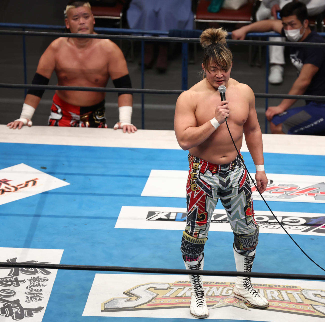 試合後のKENTAのメッセージを受けリング上で話す棚橋（撮影・垰建太）