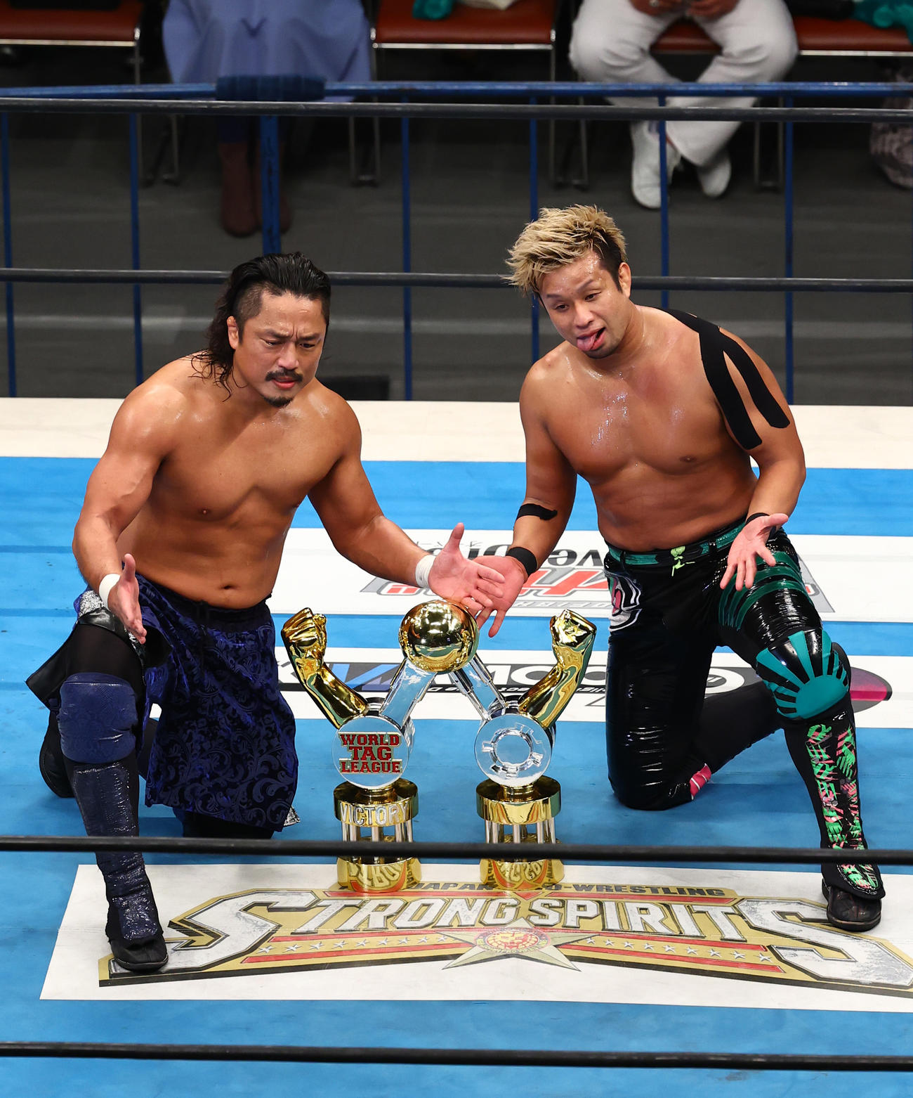 「WORLD TAG LEAGUE2021」優勝決定戦を制し写真に納まるYOSHI－HASHI（右）と後藤（撮影・垰建太）