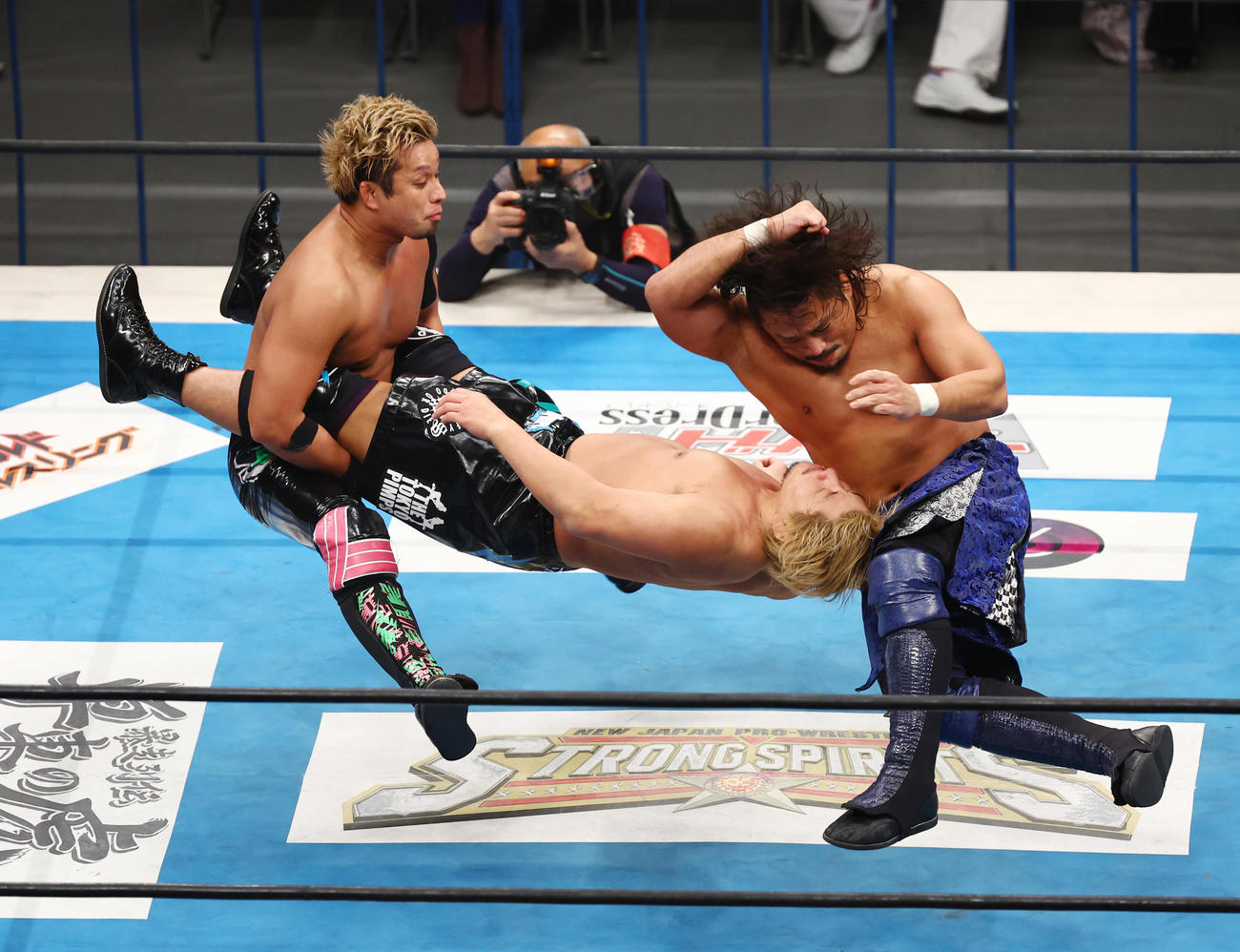 高橋（中央）をたたきつけるYOSHI－HASHI（左）と後藤（撮影・垰建太）