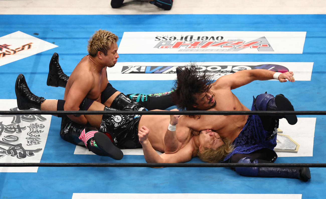 高橋（中央）をたたきつけるYOSHI－HASHI（左）と後藤（撮影・垰建太）