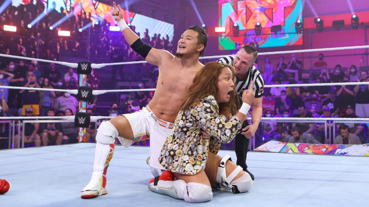 勝利を喜ぶイケメン（手前右）とKUSHIDA（同左）（C）2021 WWE, Inc. All Rights Reserved.