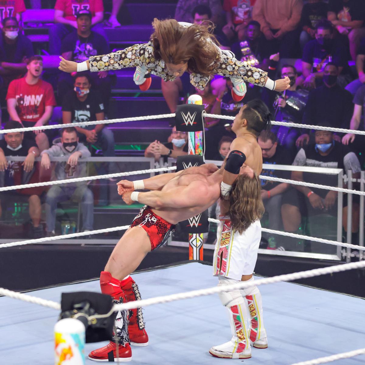 イケメン（上）のスワントーンボムとKUSHIDA（右下）のリーバスDDTの合体技をドレイクに決める（C）2021 WWE, Inc. All Rights Reserved.