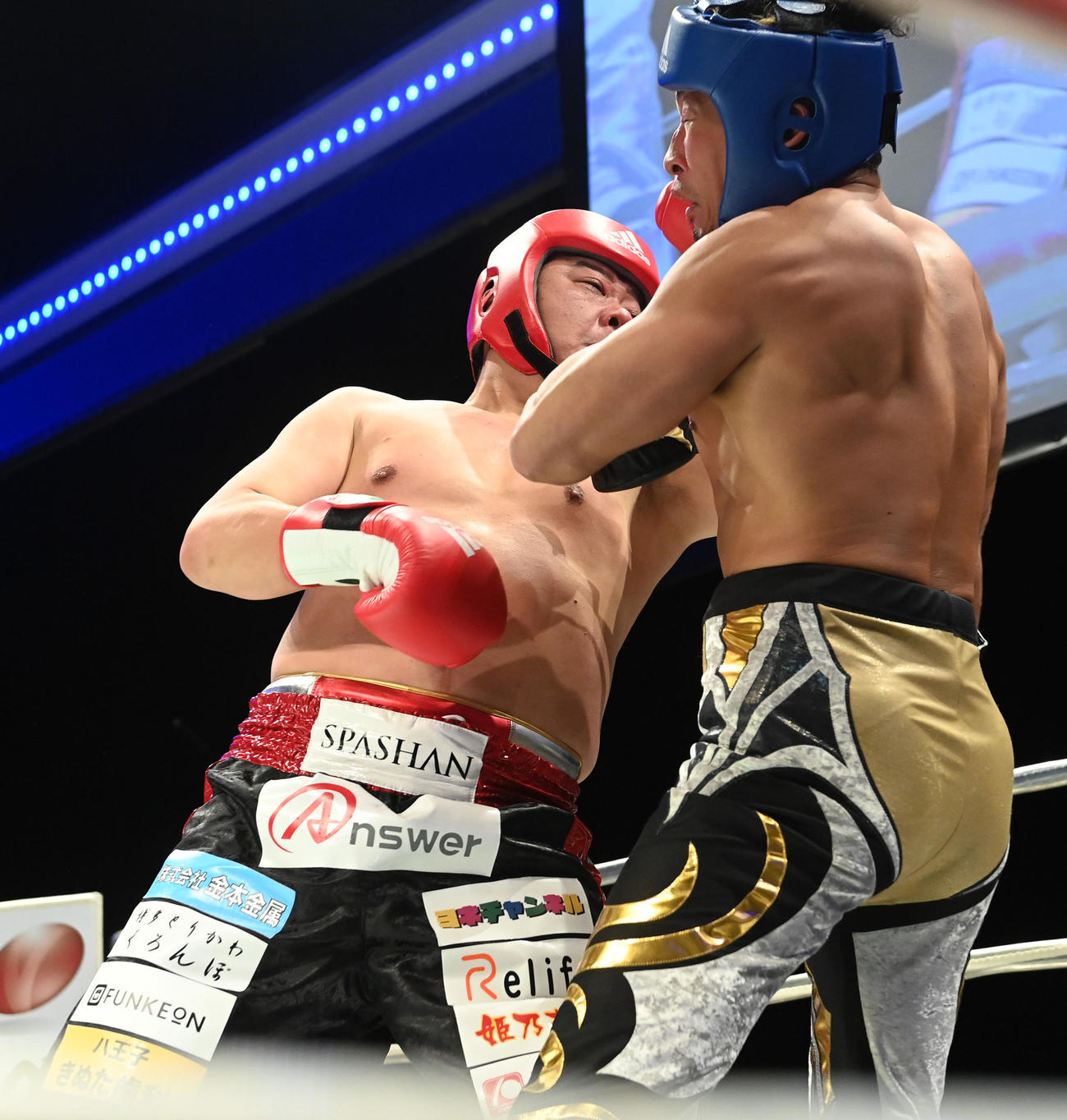丸藤正道（右）を攻めるTKO木下（撮影・前岡正明）