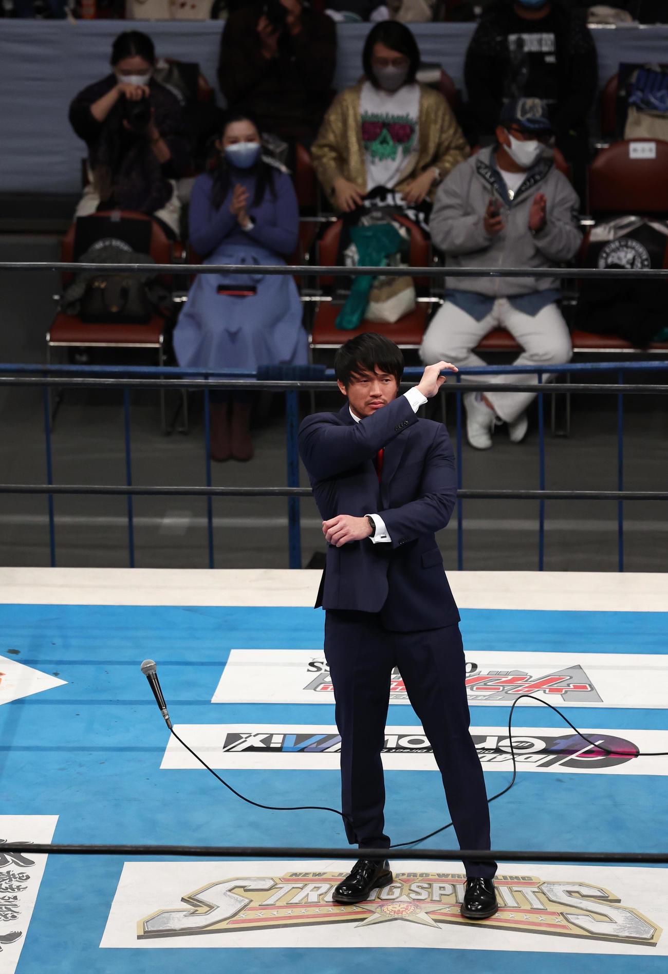 スーツ姿でリング上に上がり1．4大会への参加を表明しマイクをたたきつける柴田勝頼（2021年12月15日撮影）