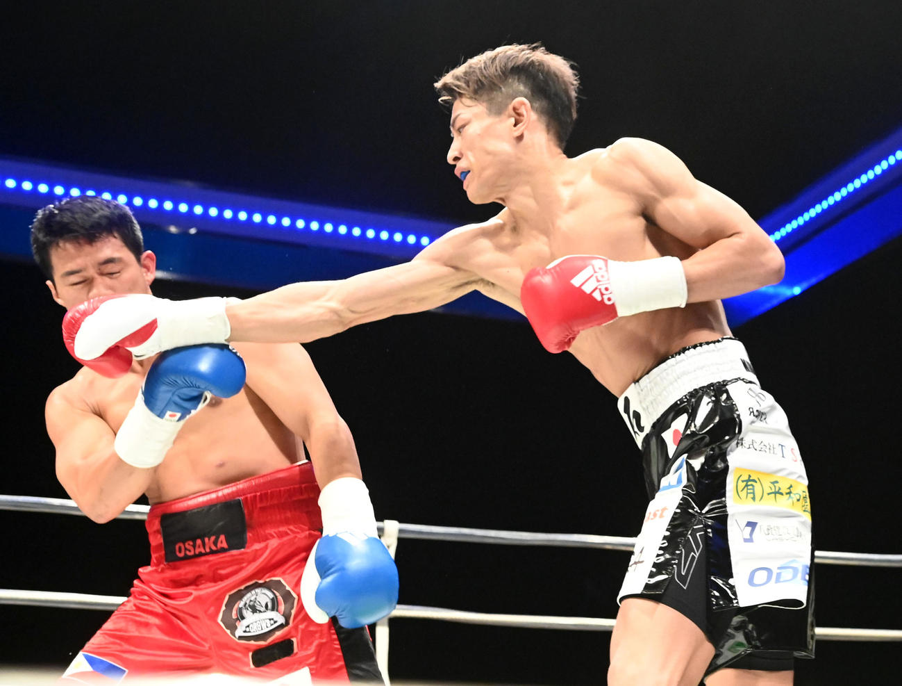 1回、ガスカ（左）に右ストレートを打ち込む力石（撮影・前岡正明）