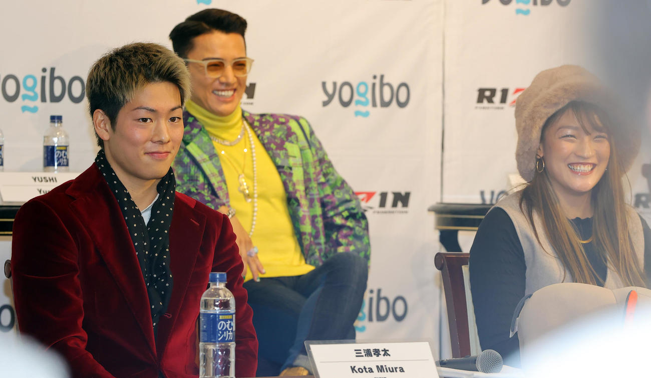 RIZIN．33の対戦カード発表会見を行った三浦孝太（左）とYUSHI。右はRENA（撮影・野上伸悟）