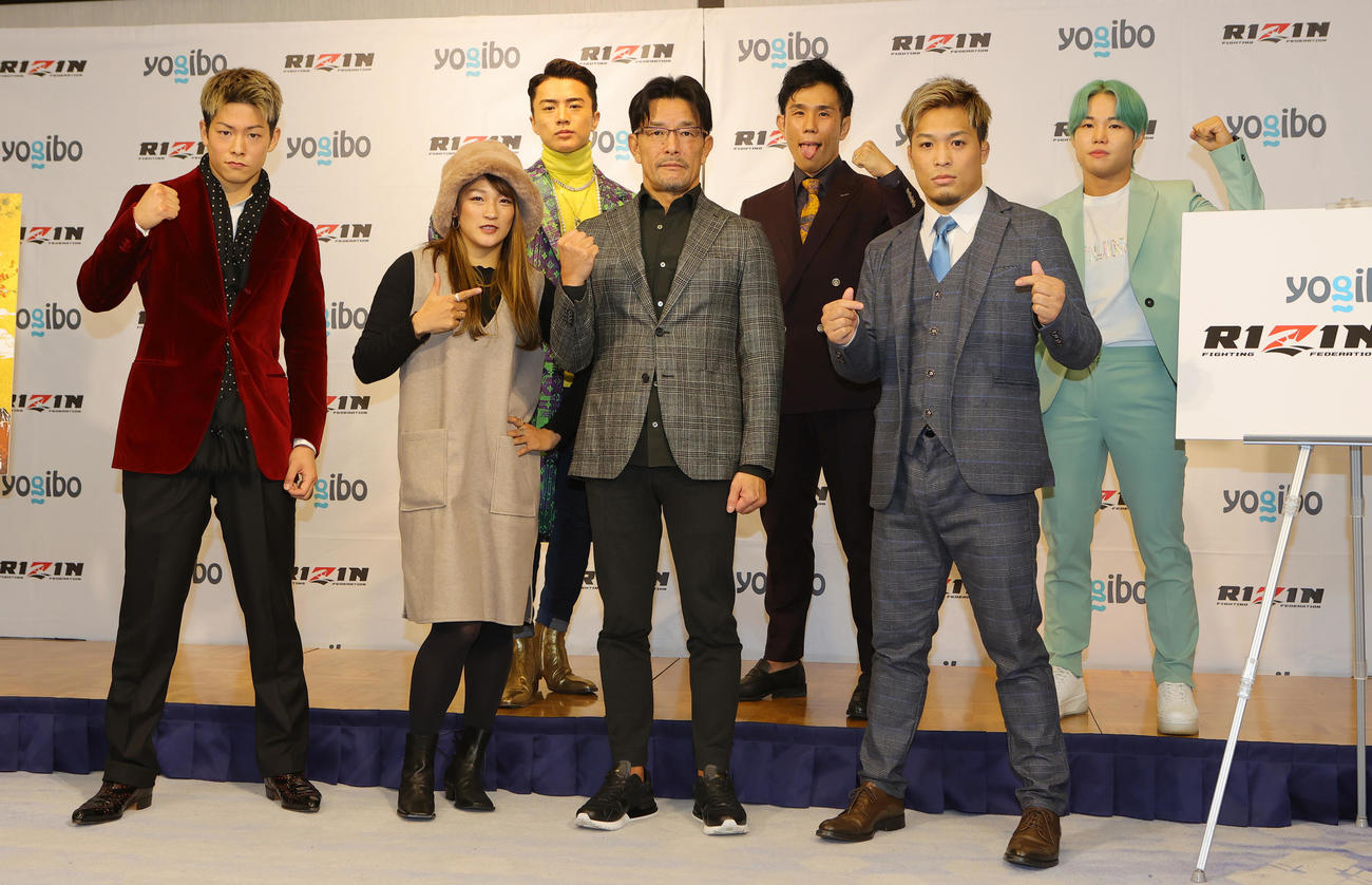 RIZIN．33の対戦カード発表会見を行った前列左から三浦孝太、RENA、RIZIN榊原信行CEO、太田忍、後列左からYUSHI、祖根寿麻、パク・シウ（撮影・野上伸悟）