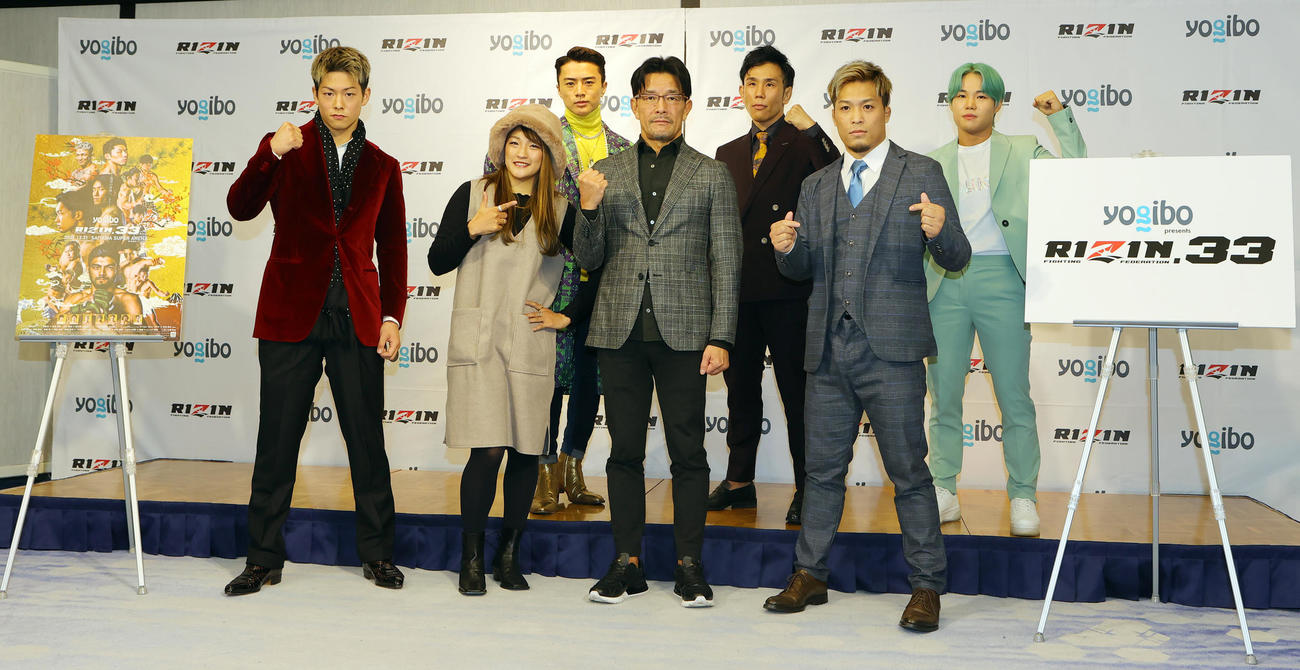 RIZIN．33の対戦カード発表会見を行った前列左から三浦孝太、RENA、RIZIN榊原信行CEO、太田忍、後列左からYUSHI、祖根寿麻、パク・シウ（撮影・野上伸悟）