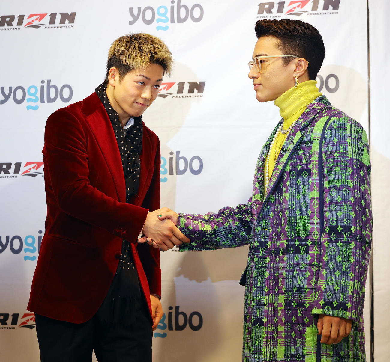 RIZIN．33の対戦カード発表会見で握手する三浦孝太（左）とYUSHI（撮影・野上伸悟）
