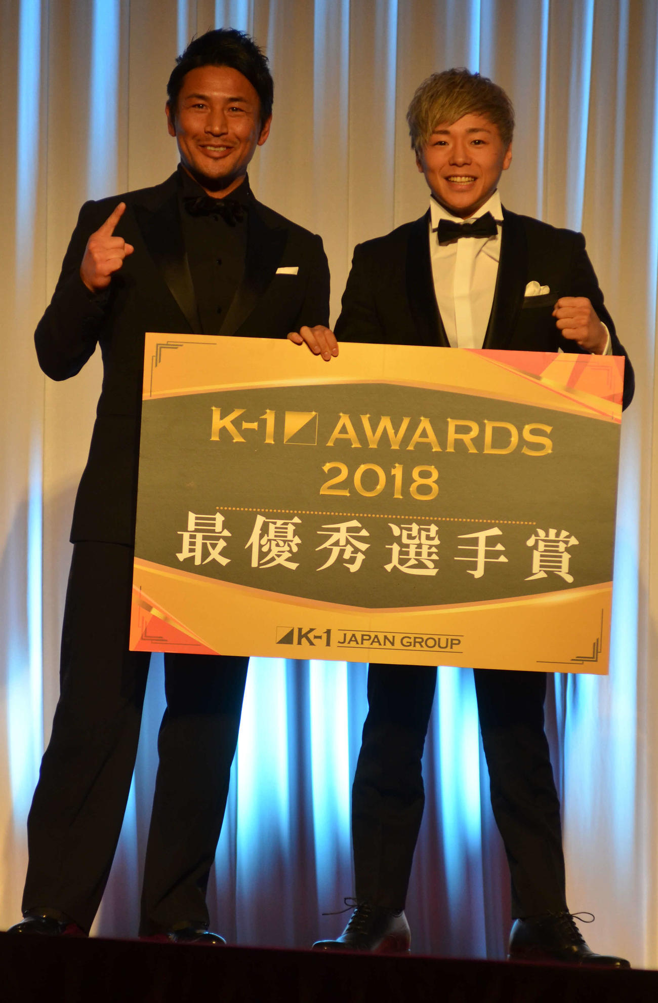 「K－1 AWARDS 2018」でMVPに輝いた武尊（右）とプレゼンターの魔裟斗（撮影・吉池彰）