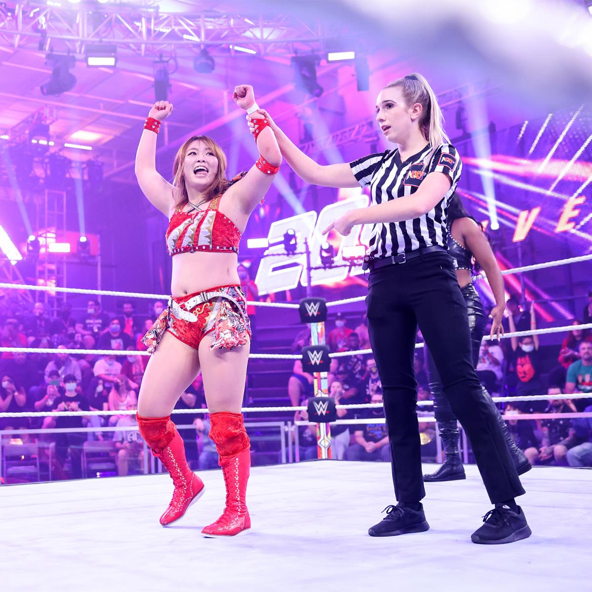 勝ち名乗りを受けたサレイ（左）（Ｃ）2021 WWE, Inc. All Rights Reserved.