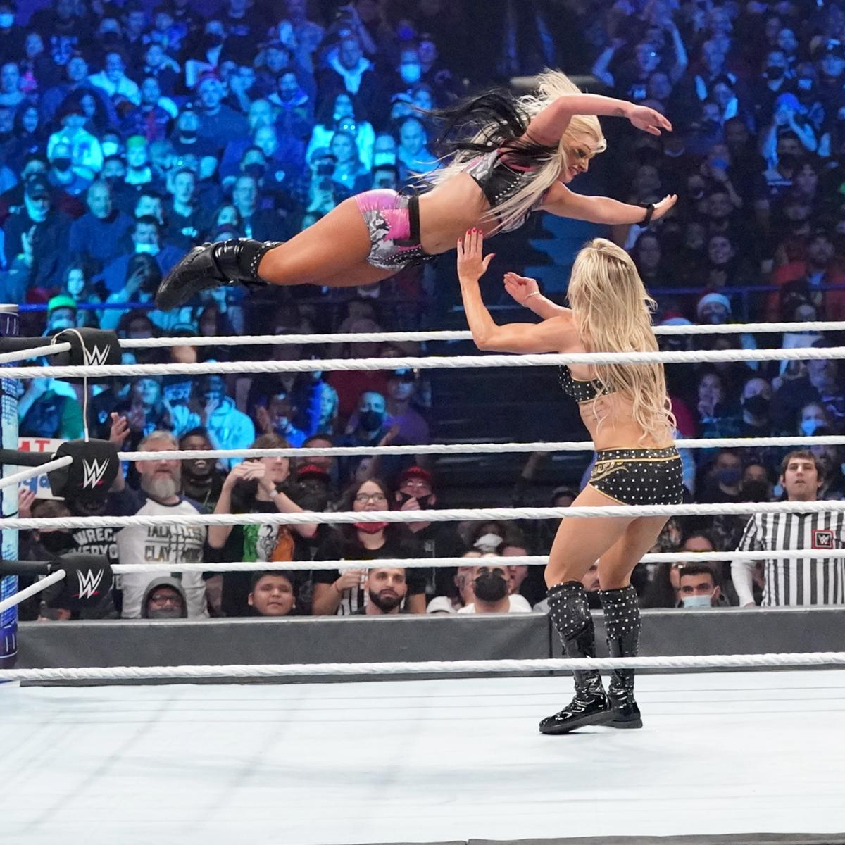 フレアー（右）にクロスボディープレスを見舞ったストーム（C）2021 WWE, Inc. All Rights Reserved.