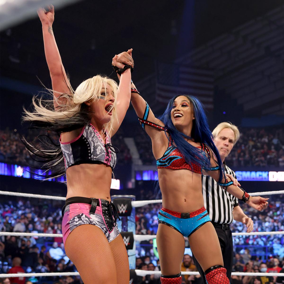 タッグを組んだバンクス（中央）とともに勝利の喜びを爆発させたストーム（左端）（C）2021 WWE, Inc. All Rights Reserved.