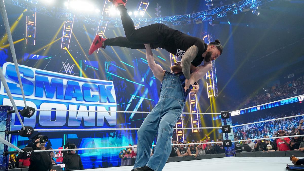 WWEユニバーサル王者レインズ（上）をF5で投げきったレスナー（C)2021 WWE, Inc. All Rights Reserved.