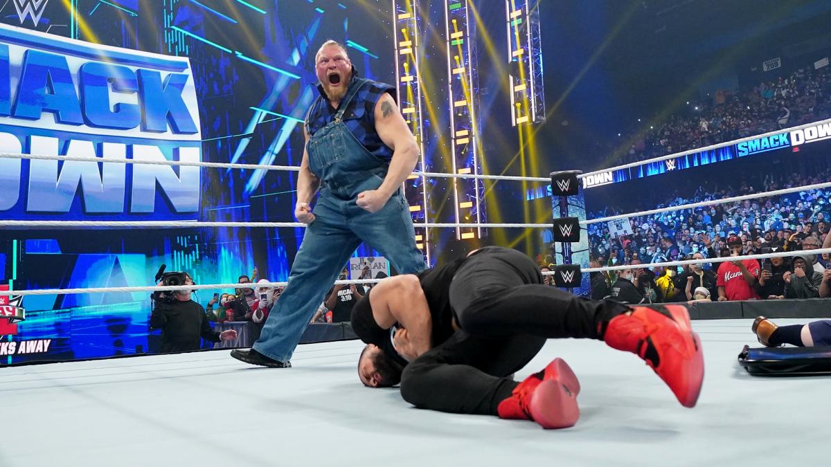 WWEユニバーサル王者レインズ（手前）を蹴散らし、気合の表情を浮かべたレスナー（C)2021 WWE, Inc. All Rights Reserved.