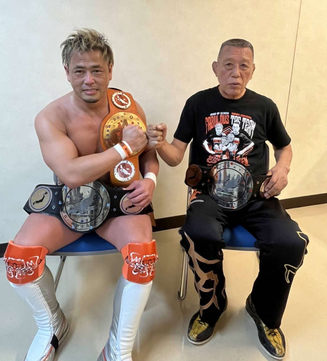 新潟プロレスで新潟タッグ王座の4度目の防衛を果たしたグレート小鹿（右）とシマ重野