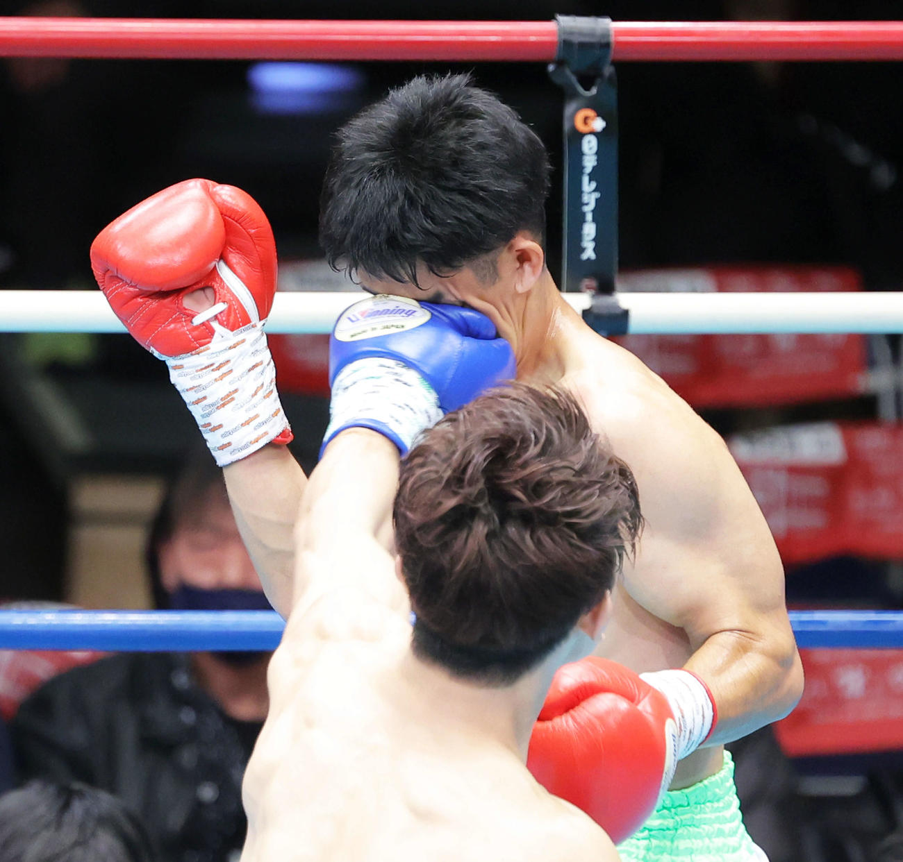 スーパーフライ級決勝　1回、比連崎（奥）に左パンチを見舞う篠田（撮影・河田真司）