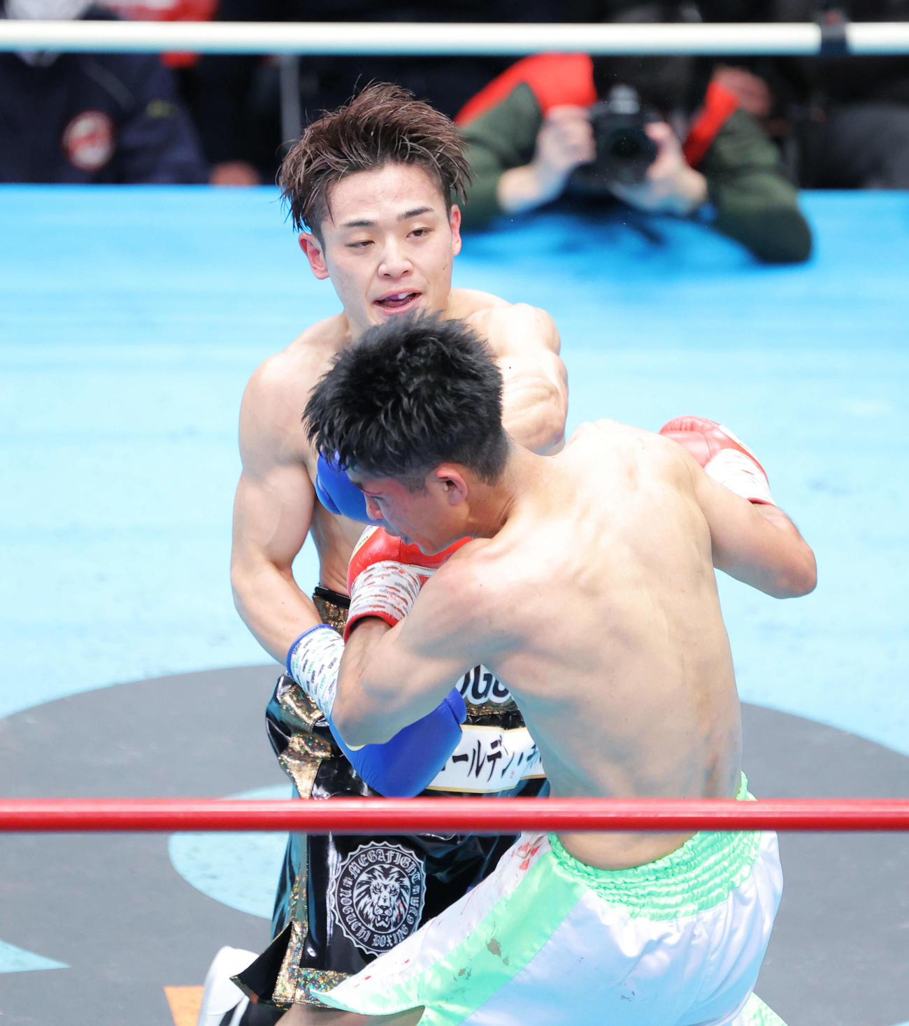 スーパーフライ級決勝　3回、比連崎（手前）からダウンを奪う篠田（撮影・河田真司）