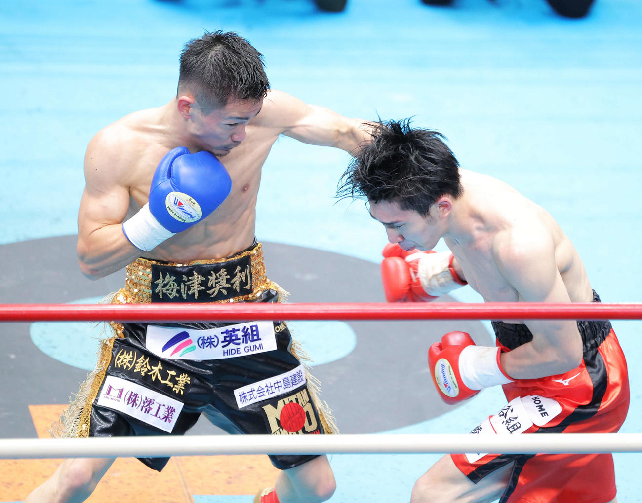 バンタム級決勝　1回、梅津（左）は佐藤に左フックを放つ（撮影・河田真司）