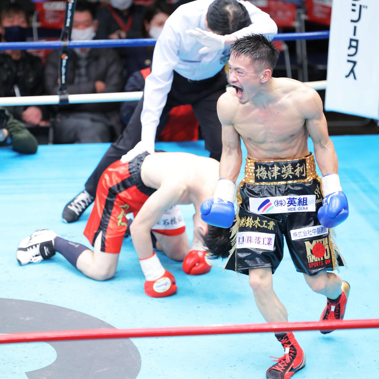 バンタム級決勝　3回、佐藤（奥）にTKO勝利し雄たけびを上げる梅津（撮影・河田真司）
