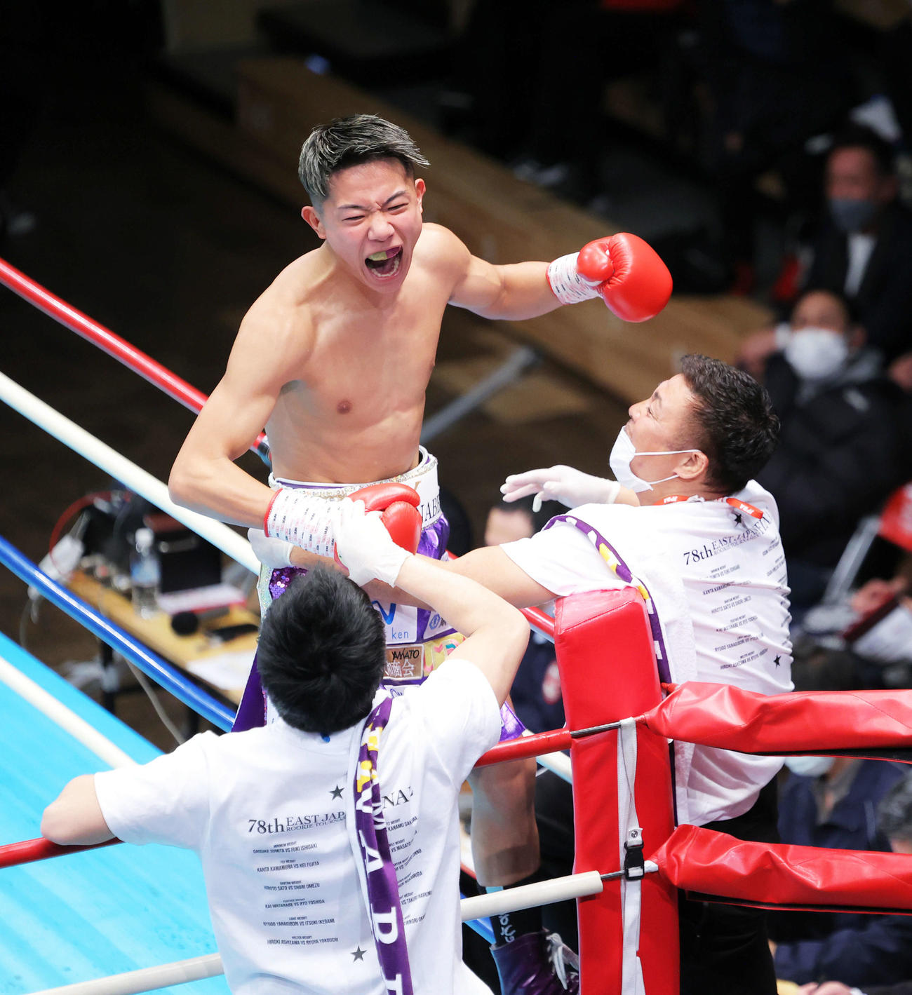 フェザー級決勝　吉田に勝利し、雄たけびを上げる渡辺（撮影・河田真司）