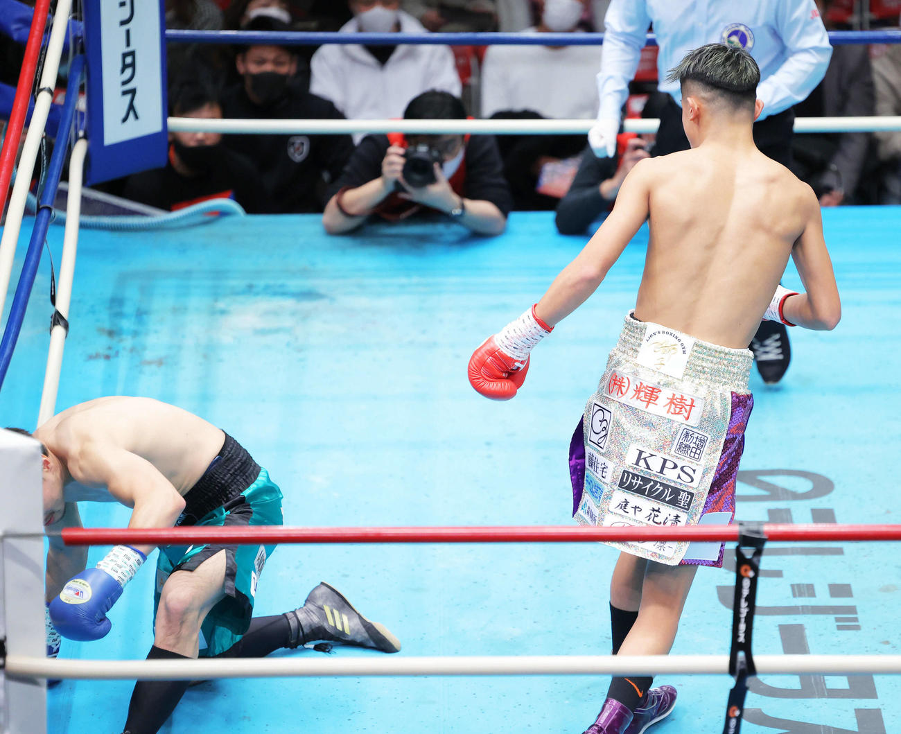 フェザー級決勝　1回、吉田（左）からダウンを奪う渡辺（撮影・河田真司）