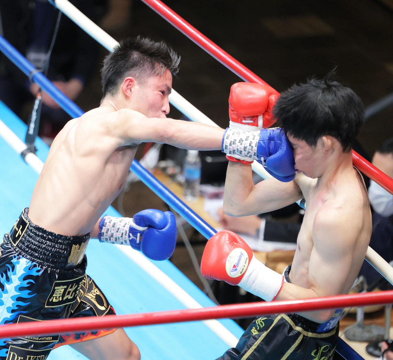 ライトフライ級決勝　2回、坂間（左）は加藤に右ストレートを放つ（撮影・河田真司）