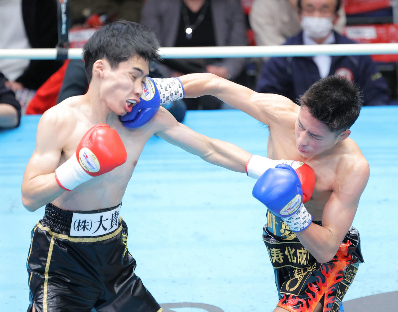 ライトフライ級決勝　　1回、加藤（左）に右パンチを見舞う坂間（撮影・河田真司）