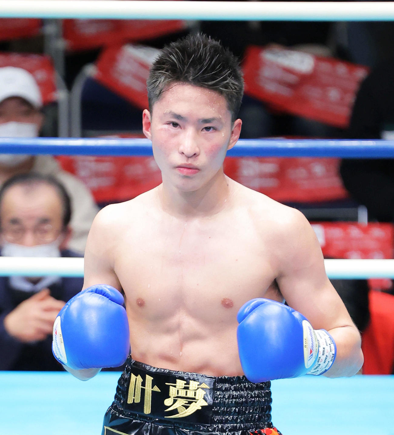 ライトフライ級決勝　2回、加藤にTKO勝利する坂間（撮影・河田真司）