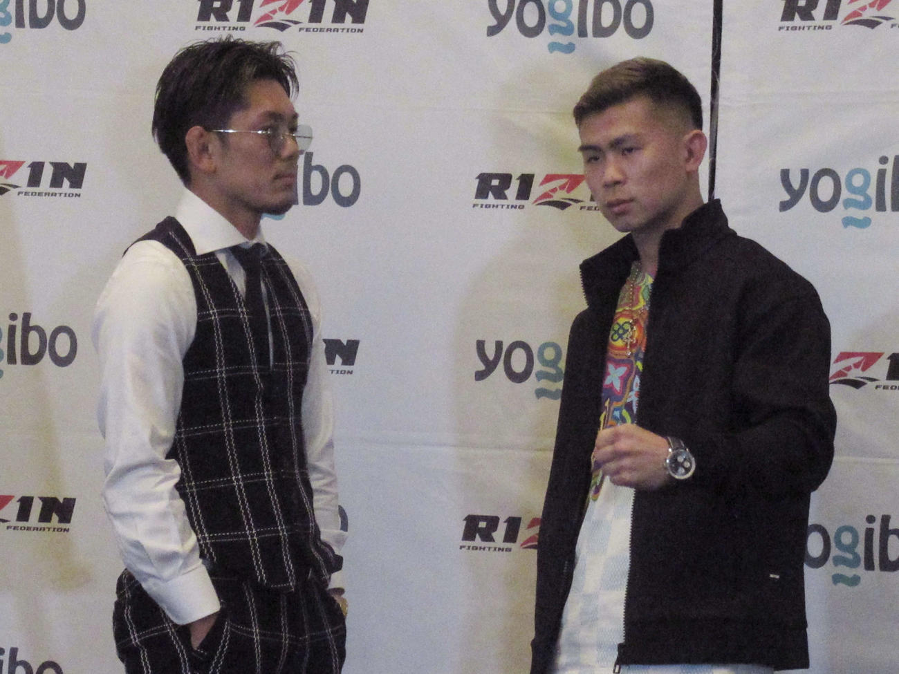 RIZIN33大会のカード発表会で向かい合う皇治（左）とYA－MAN（撮影・勝部晃多）