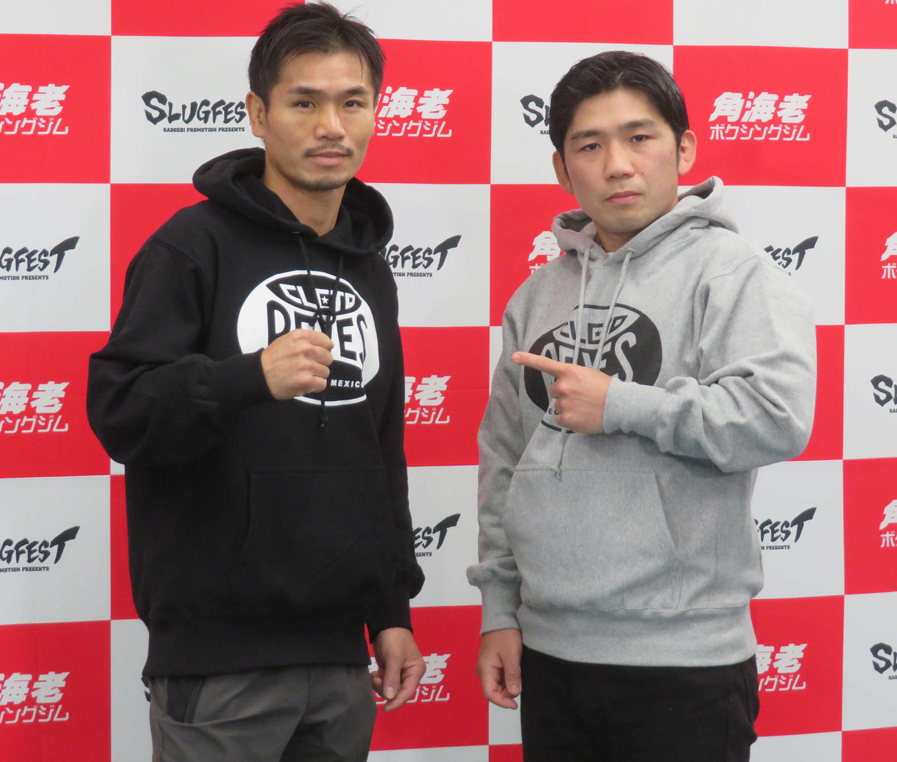 担当の奥村トレーナー（右）とともに会見に臨んだWBO世界スーパーフライ級6位福永