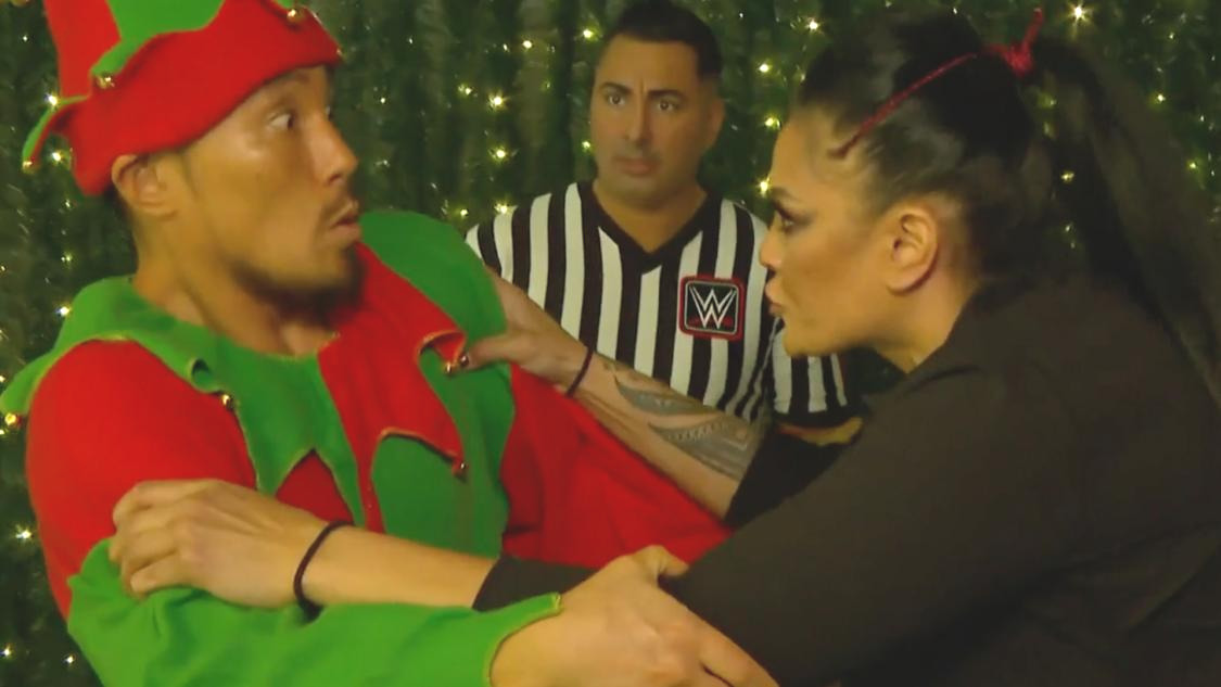 タミーナ（右）に捕まれ、驚きの表情をみせた小人の妖精エルフ姿の戸沢（C）2021 WWE, Inc. All Rights Reserved.