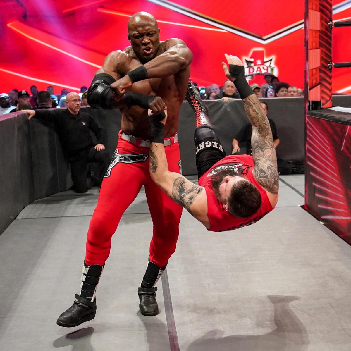 オーエンズ（右）と場外乱闘するラシュリー（C）2021 WWE, Inc. All Rights Reserved.