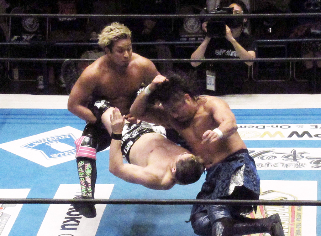 TAKA（中央）に消灯を見舞うYOSHI－HASHI（奥）と後藤（撮影・勝部晃多）