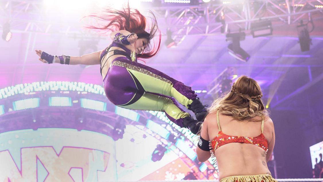 エレクトラ・ロペス（右）にミサイルキックを放った紫雷イオ（C）2021 WWE, Inc. All Rights Reserved.