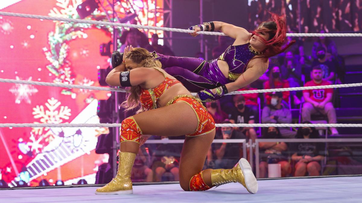 エレクトラ・ロペス（左）の顔面に619をたたき込む紫雷イオ（C）2021 WWE, Inc. All Rights Reserved.