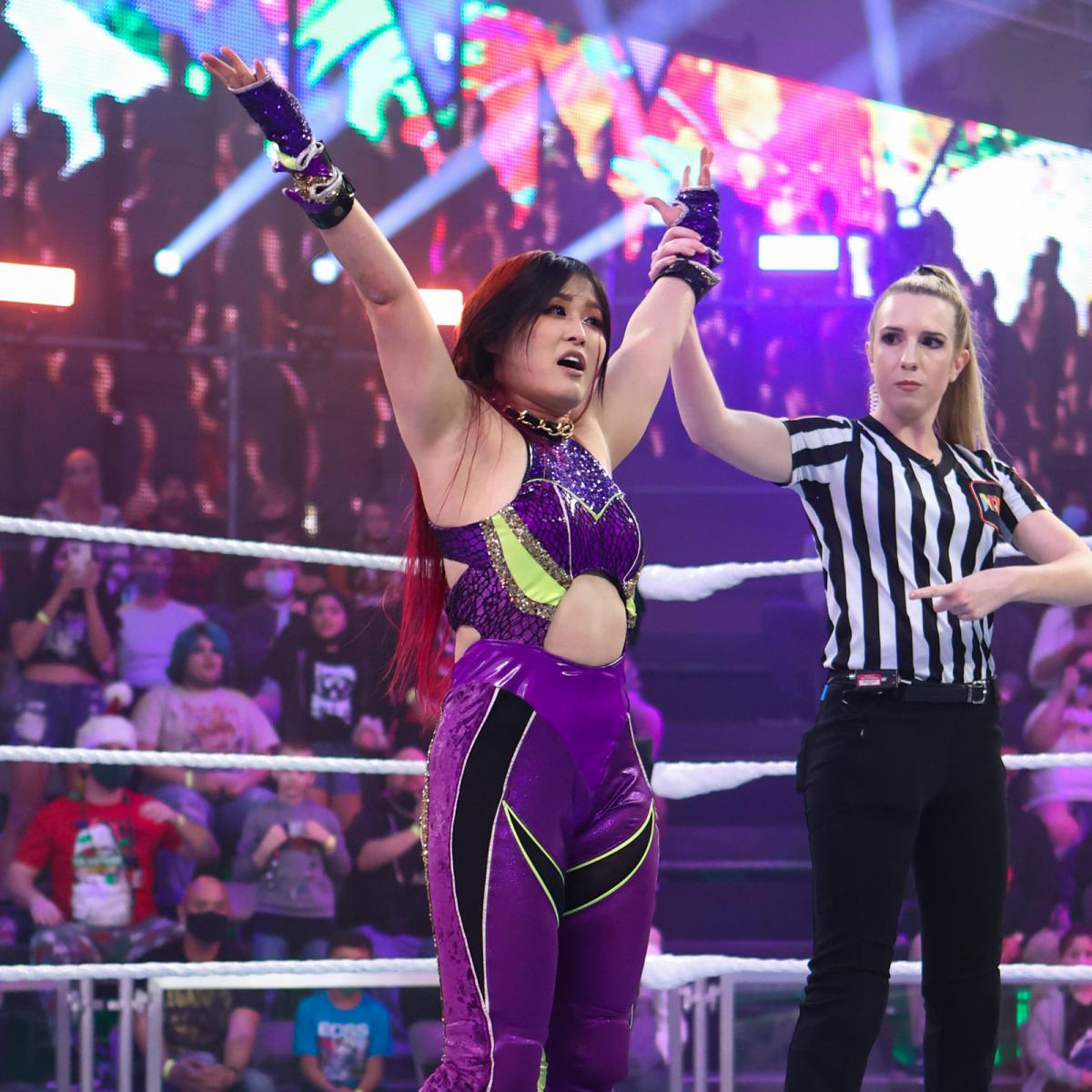 勝ち名乗りを受けた紫雷イオ（左）（C）2021 WWE, Inc. All Rights Reserved.