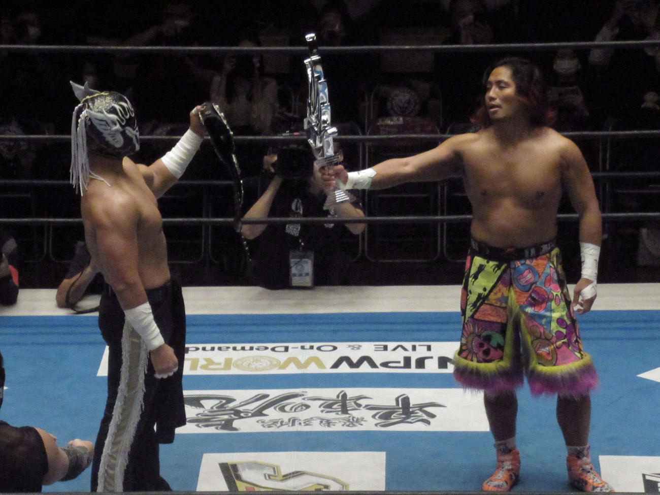 BOSJの優勝トロフィーを見せつける高橋（右）とIWGPジュニアヘビー級王座のベルトを見せつけるデスペラード（撮影・勝部晃多）