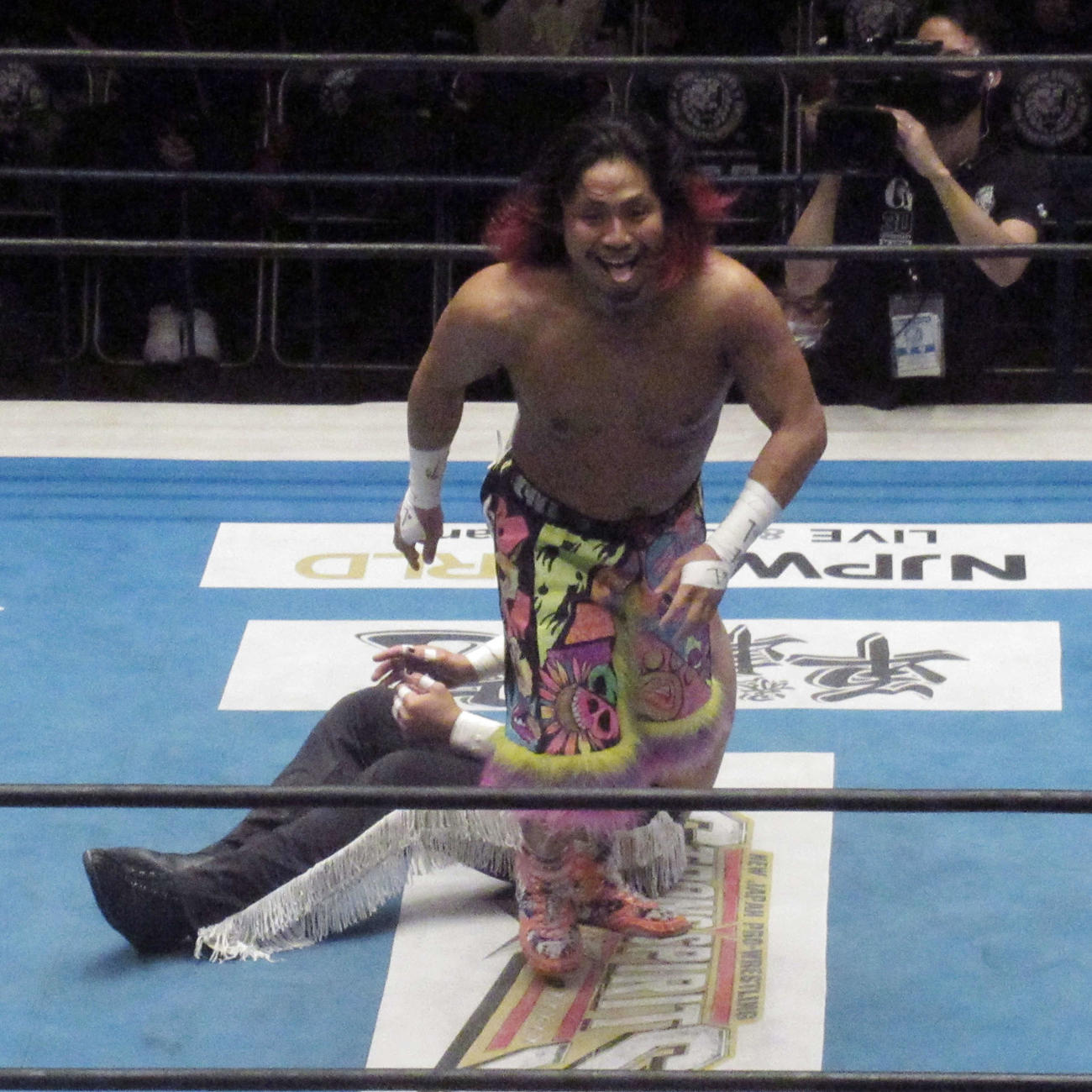 デスペラードと対戦し舌を出す高橋ヒロム（撮影・勝部晃多）