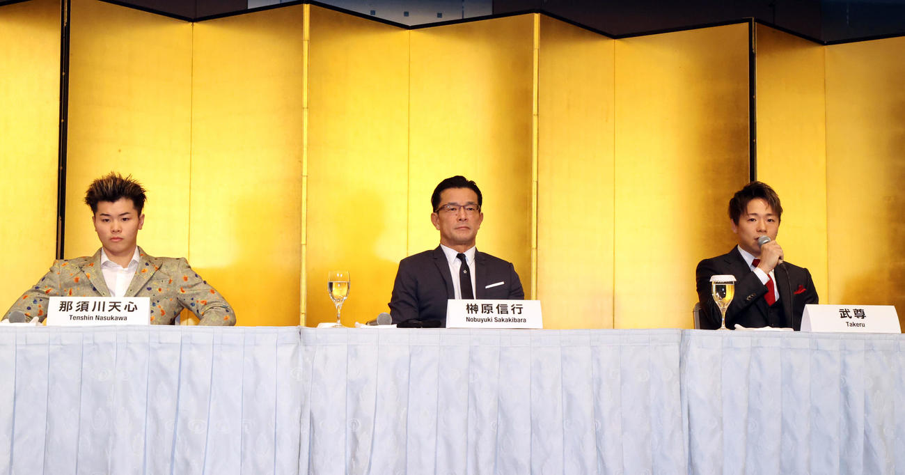 来年6月の対戦を発表した、左から那須川天心、榊原CEO、武尊（撮影・浅見桂子）
