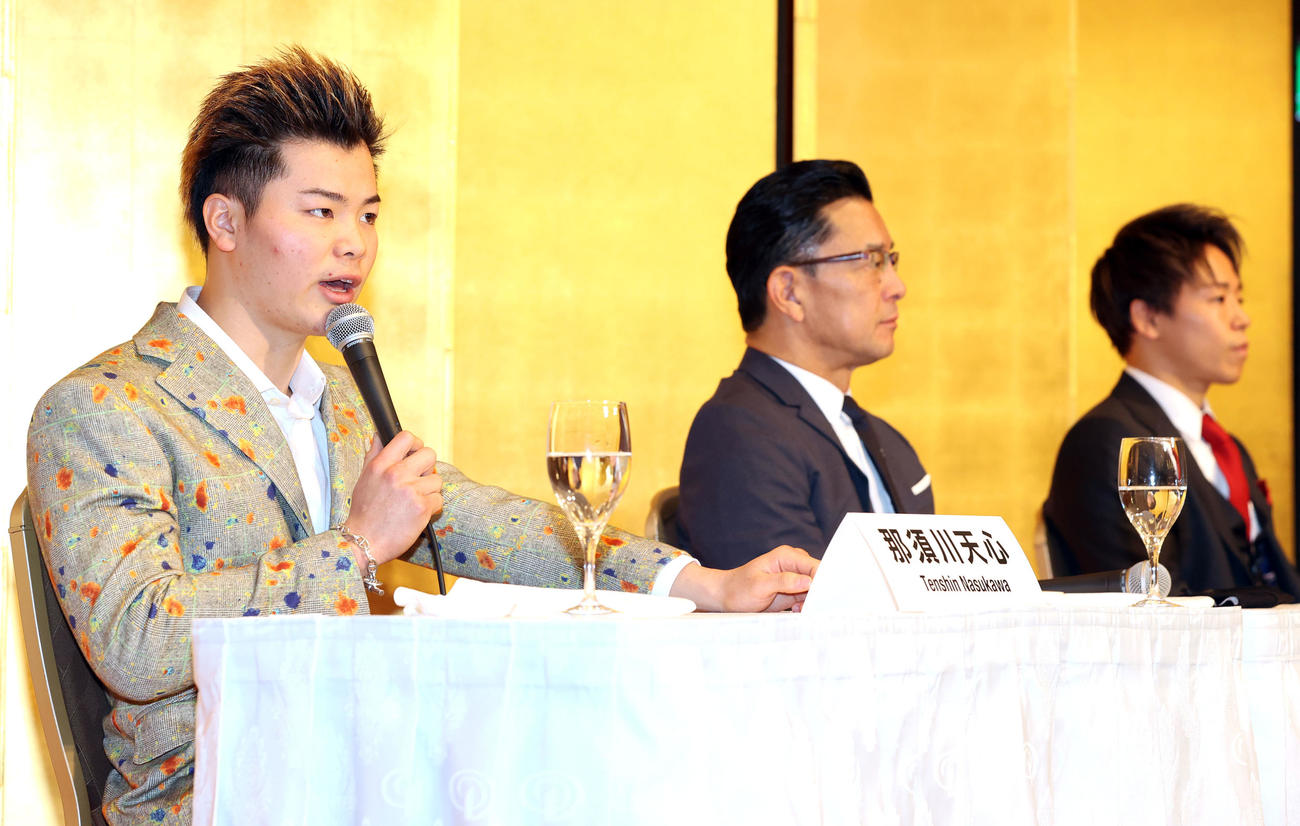 来年6月の対戦を発表し、思いを語る那須川天心（手前）。中央は榊原CEO。奥は武尊（撮影・浅見桂子）