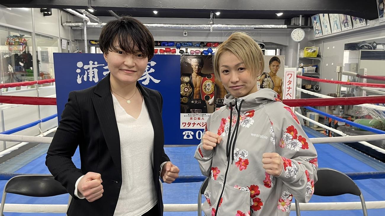 22年2月25日、東京・後楽園ホールでIBF女子世界アトム級王座決定戦に臨む同級1位松田（左）と同級2位宮尾