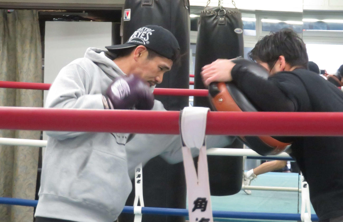 大みそかのWBO世界スーパーフライ級王者井岡への挑戦に向け、ミット打ちを公開した同級6位福永（左）