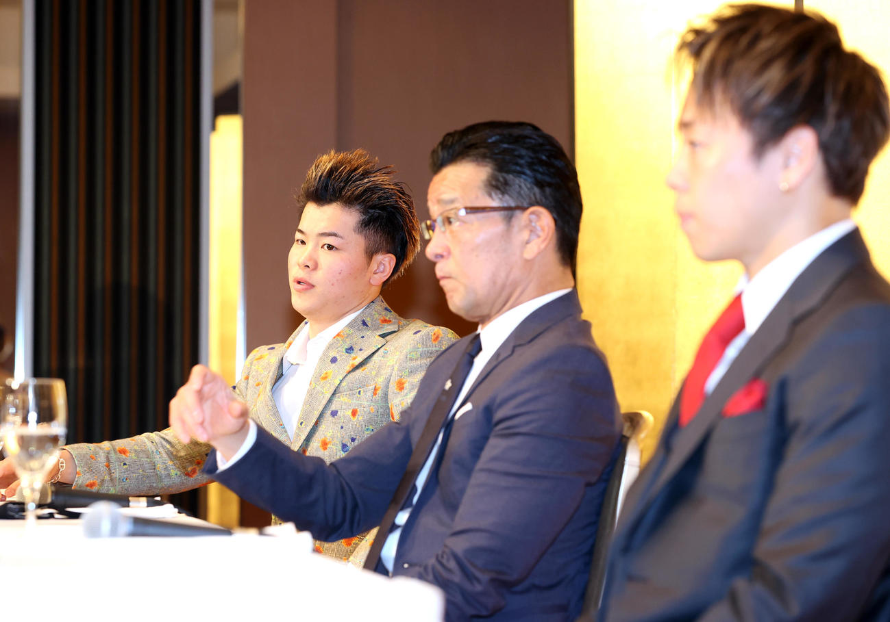 来年6月の武尊（手前）との対戦を発表し、質問に答える榊原CEO（中央）の奥で報道陣を見据える那須川天心（撮影・浅見桂子）