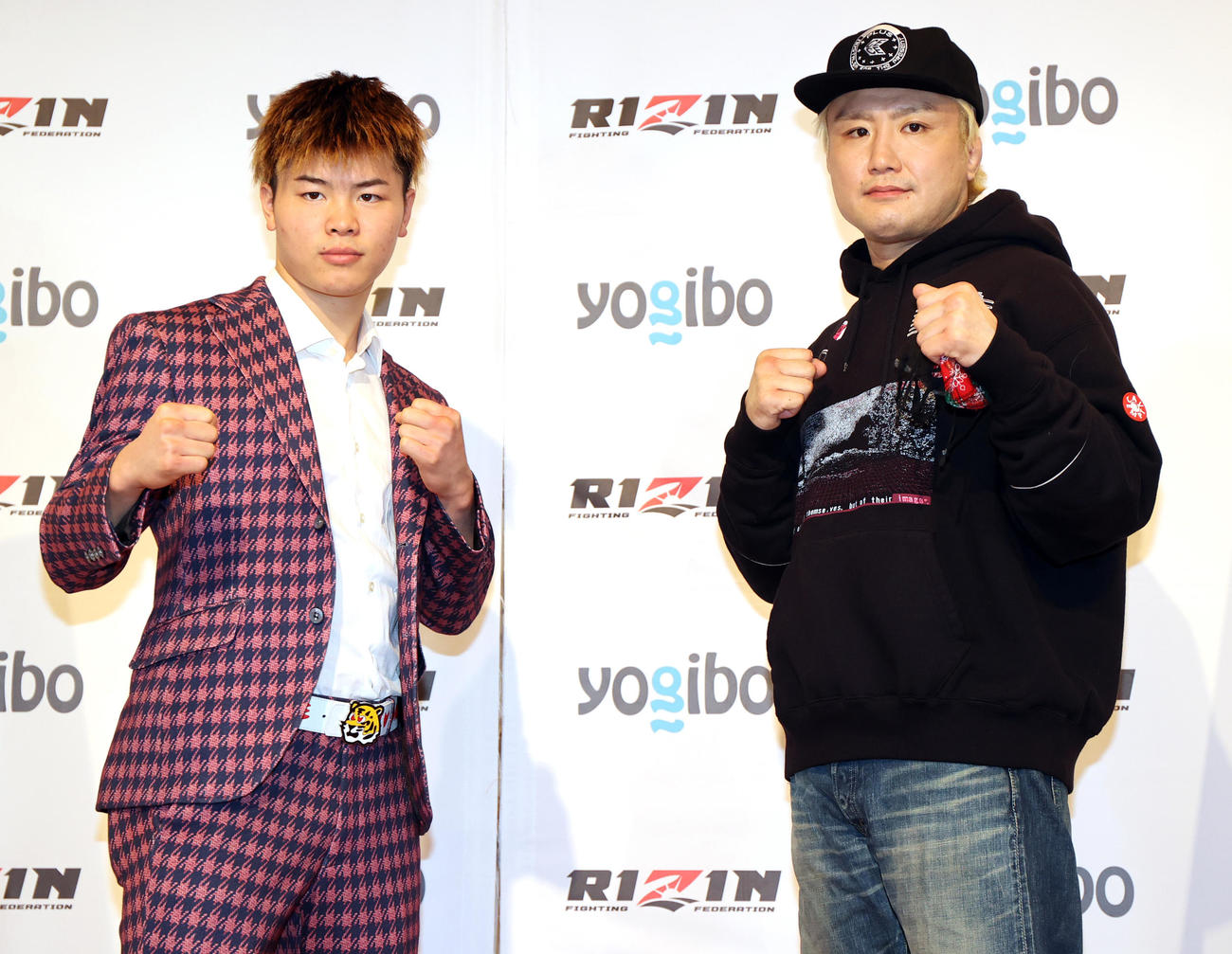 「RIZIN33」の対戦記者会見で、ファイティングポーズをとる那須川天心（左）と五味隆典（撮影・浅見桂子）