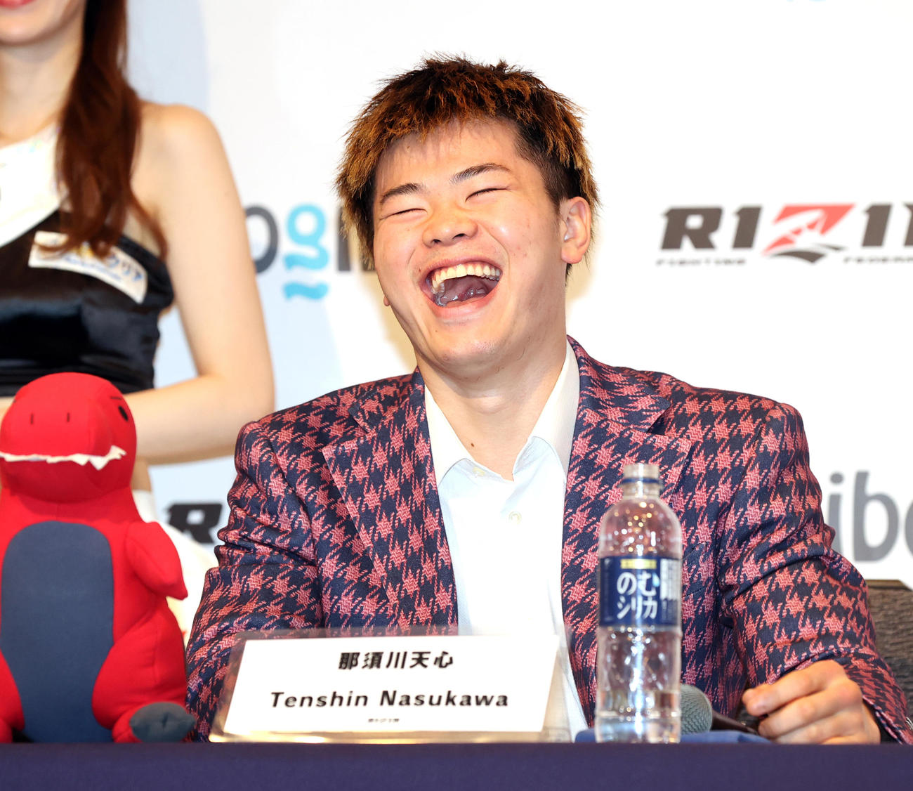 「RIZIN33」の記者会見で、対戦相手の五味隆典の言葉に大笑いする那須川天心（撮影・浅見桂子）