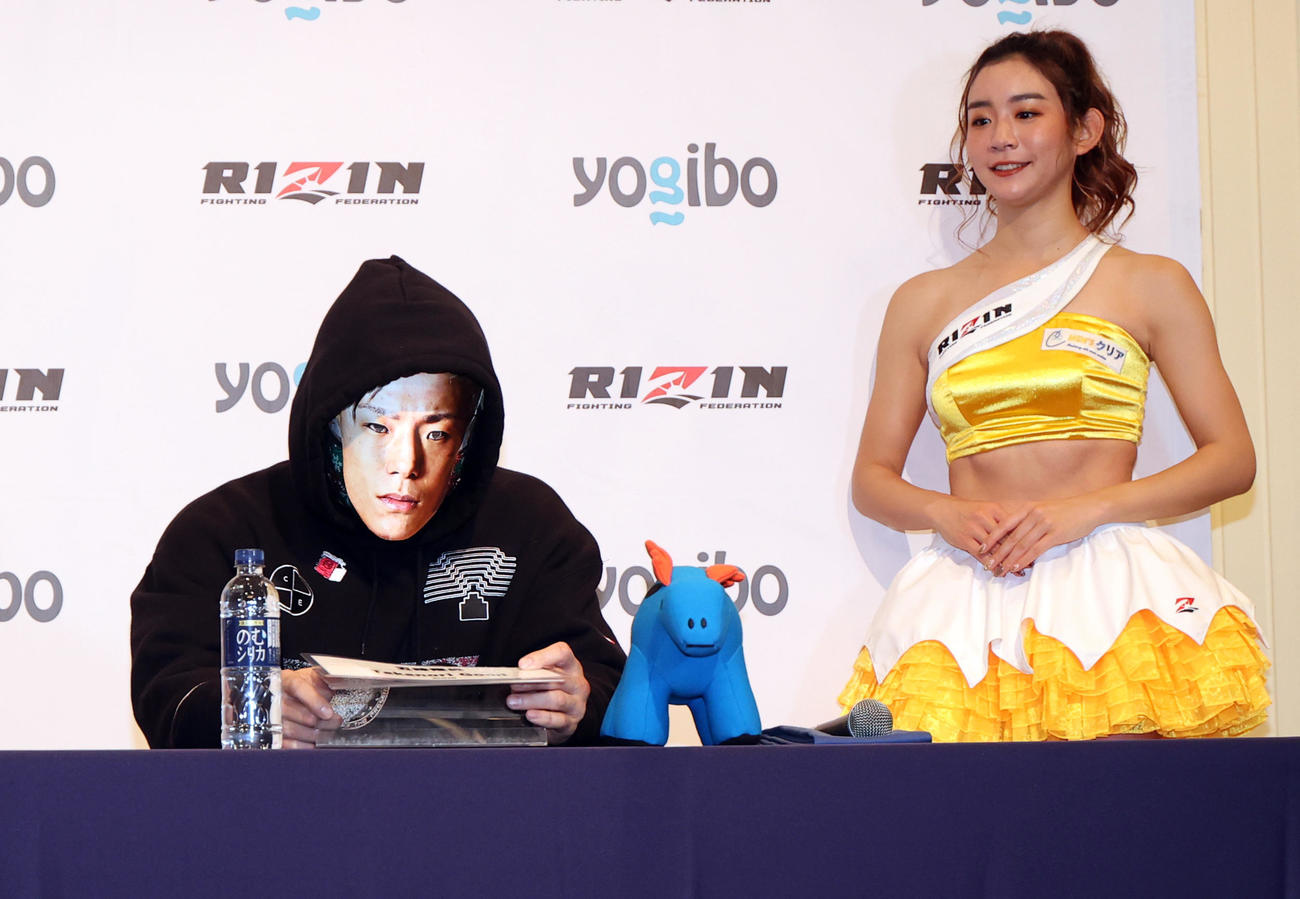 「RIZIN33」で那須川天心と対戦する五味隆典は、武尊のお面を着けて登壇した（撮影・浅見桂子）