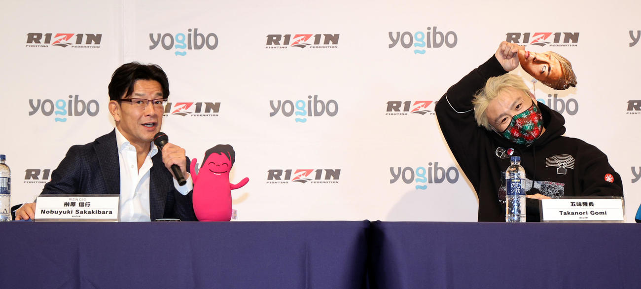 「RIZIN33」で那須川天心と対戦する五味隆典（右）は、武尊のお面を着けて登壇し、榊原CEOから「武尊選手ですか？」と突っ込まれて面を外す（撮影・浅見桂子）