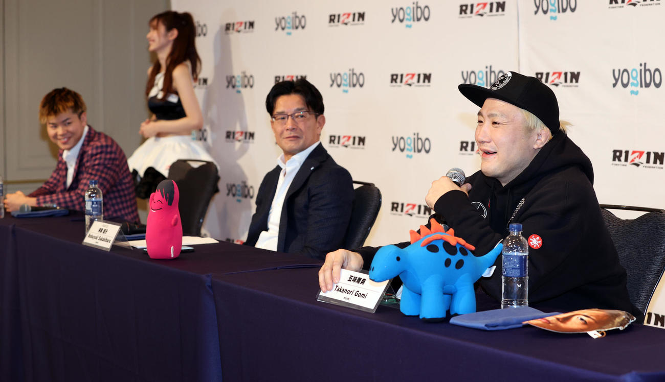 「RIZIN33」で那須川天心（左）と対戦する五味隆典（右）は、武尊のお面を横に置いて思いを語る。中央は榊原CEO（撮影・浅見桂子）