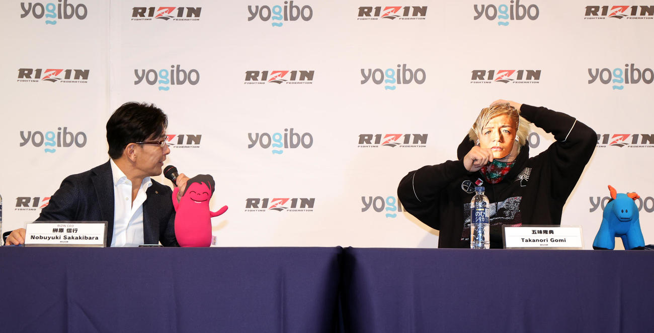 「RIZIN33」の那須川天心の対戦相手として登壇した五味隆典（右）は、武尊のお面を付けて登壇し、榊原CEOから「武尊選手ですか？」と突っ込まれて面を外す（撮影・浅見桂子）